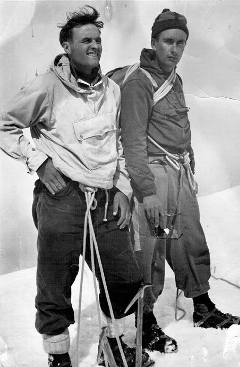 Lionel Terray & Tom Booij on top l'Aiguille Verte http://www.egoproject.nl/archief-debooijfamilie/overpeinzing%20nr%208.htm Retro Hiking Outfit, Outdoorsmen Style, Mens Outdoor Clothing, Hiking Pictures, Vintage Icons, Classic Outdoor, Rugged Style, Vintage Ski, Mountain Climbing