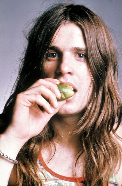 Ozzy Osbourne · 1975. Ozzy Osbourne 70s, Ozzy Osbourne Young, Ozzy Osbourne 80s, Ozzy Osbourne Black Sabbath, Arte Heavy Metal, Geezer Butler, Classic Rock And Roll, Love Band, James Hetfield