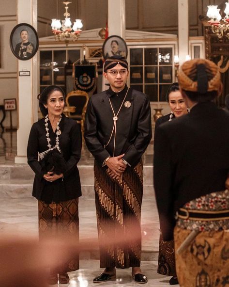 Jawa Pride, Indonesian Kebaya, Batik Kebaya, Indonesian Art, The Fam, Flight Attendant, Aesthetic Movies, Traditional Outfits, Java