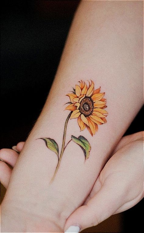 Sunflower Tattoo Ideas, Tato Minimal, Chic Tattoo, Beautiful Flower Tattoos, Small Pretty Tattoos, Petite Tattoos, Small Tattoos Simple, Sunflower Tattoos, Tatuaje A Color