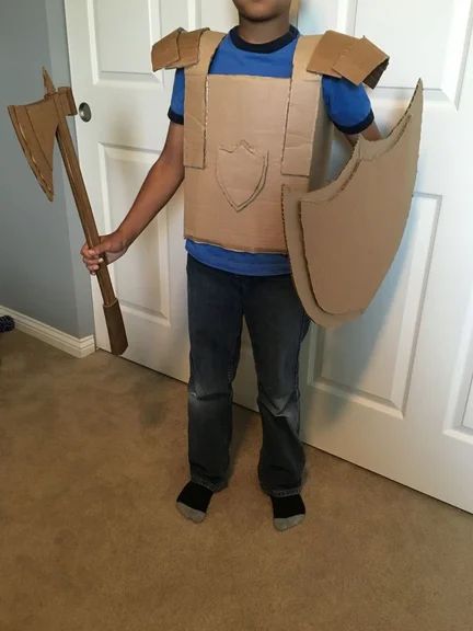 Cardboard Armor, Diy Knight Costume, Diy Armor, Costume Chevalier, Recycled Costumes, Cardboard Costume, Knight Costume, Diy Kostüm, Boy Diy