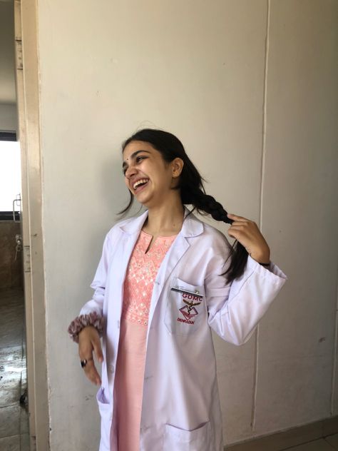 #whitecoat #medico #student #indianfashion #college #university University Student Photography, Medical College Outfits, Medical Student Outfit, College Outfits Aesthetic, Doctor Girl, College Ootd, Friend Dates, Love Story Movie, Best Friend Dates