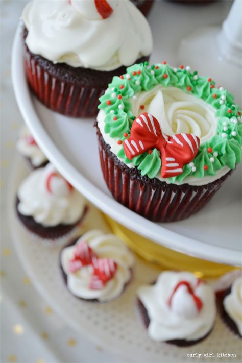 Christmas Decorations, Hot Chocolate Bar, Plaid Blankets, Christmas Tree, Red Velvet Cupcakes, Christmas Wreath Cupcakes Cupcake Recipes Christmas, Wreath Cupcakes, Xmas Cupcakes, Deco Cupcake, Christmas Cupcakes Recipes, Christmas Cupcakes Decoration, Cupcakes Christmas, Streusel Coffee Cake, Ginger Molasses Cookies