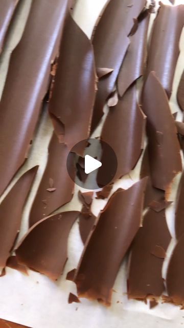 How To Make Chocolate Shards, Chocolate Shards, Chocolate Melts, Linen Tableware, Chocolate Spread, Table Inspiration, Melted Chocolate, Baking Paper, Home Baking