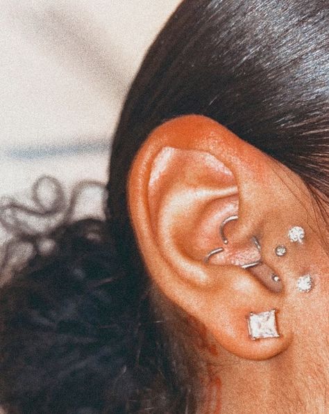 Ear Piercing On Black Women, Daith Piercing Black Women, Tragus Piercing Black Women, Ear Full Of Piercings, Right Ear Piercings, Ashley Piercing Jewelry, Peircings Name Chart, Ear Piercings Black Women, Ear Piercing Layout