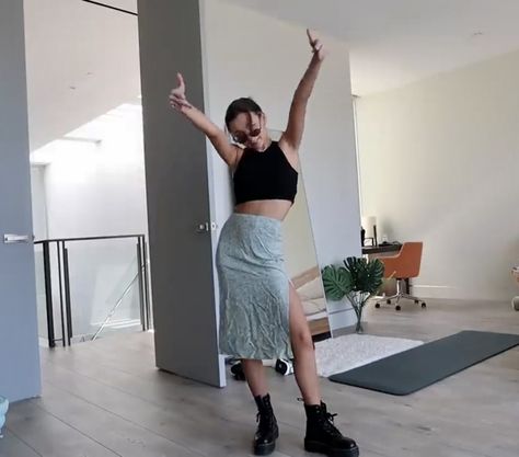 Emma Chamberlain Midi Skirt, Emma Chamberlain Outfits Skirt, Emma Chamberlain Skirt Outfit, Emma Chamberlain Outfits Summer, Emma Chamberlain Skirt, Bruh Girl Style, Unisex Style Outfits, Emma Chamberlain Outfits, Crop Top Outfit