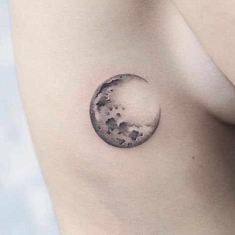 Creative Moon Tattoo, Moon Tattoo Watercolor, First Quarter Moon Tattoo, Moonlight Tattoo Ideas, Simple Full Moon Tattoo, Moon Tatoos Ideas, Small Moon Tattoo Designs, Cool Moon Tattoos, Small Moon Tattoo