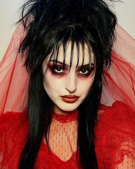 Costumes With Cool Makeup, Lydia Deetz Costume Makeup, Best Halloween Makeup Ideas, Cool Makeup Halloween, Beetlejuice Bride Makeup, Halloween Costumes Cool Makeup, Beetle Juice Bride Costume, Winona Ryder Beetlejuice Costume, Nettle Juice And Lydia Costume