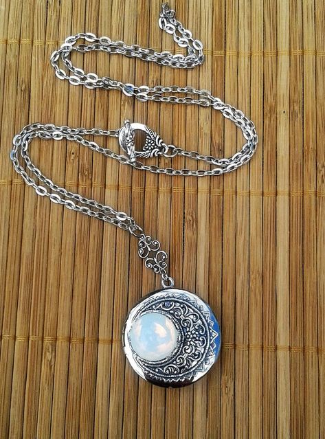 Necklaces Moon, Locket Necklace Vintage, Silver Locket Necklace, Vintage Moon, Silver Locket, Crescent Moon Necklace, Silver Lockets, Moon Necklace, Jewelry Inspo