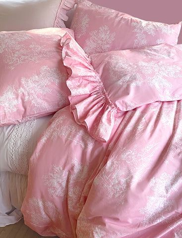 Oh how we love the color pink, do you? – Linen Salvage Et Cie French Toile Wallpaper, Toile Bedding, Preppy Bedroom, Floral Bedspread, Toile Wallpaper, The Color Pink, Home Design Magazines, French Toile, Full Duvet Cover