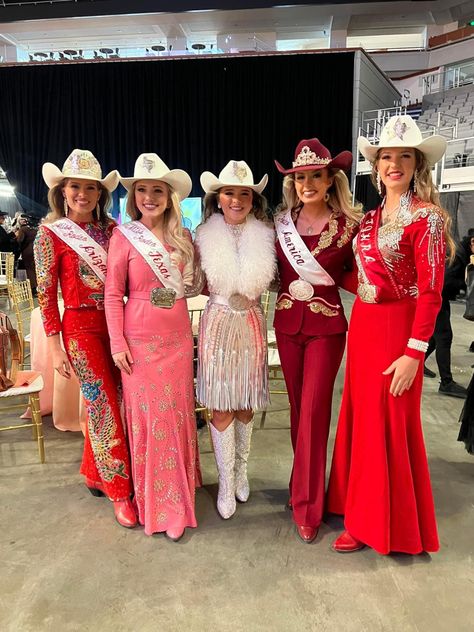 Rodeo Queen Outfits, Cowgirl Senior Pictures, Rodeo Queen Clothes, Pageant Outfits, Queen Outfits, Queen Hat, Four Women, Annie Oakley, Canada Fashion