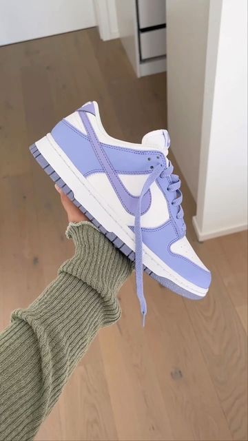 Trendy Shoes Sneakers, Nike Shoes Girls, Preppy Shoes, Pretty Shoes Sneakers, Jordan Shoes Girls, Jordan Shoes Retro, All Nike Shoes, Shoes Outfit Fashion, Cute Nike Shoes