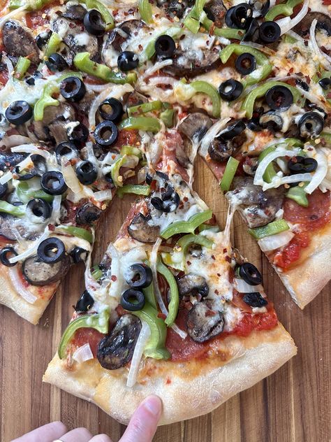 Green Pepper Pizza, Peppers Onions Mushrooms, Black Olives Recipes, Pepper Pizza, Olive Pizza, Onion Pizza, Supreme Pizza, Mushroom Pizza, Olive Recipes