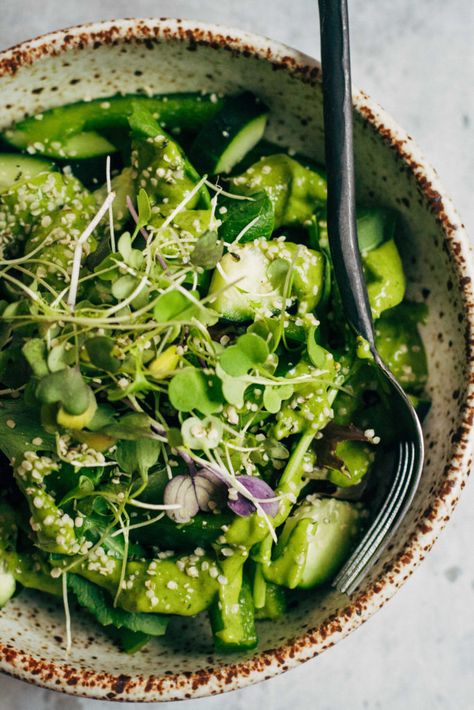 Super Green Detox Salad | Well and Full | #vegan #detox Vegan Detox, Salad Kale, Body Detox Cleanse, Veggie Juice, Lemon Detox, Detox Salad, Detox Diets, Clean Diet, Vegan Salads