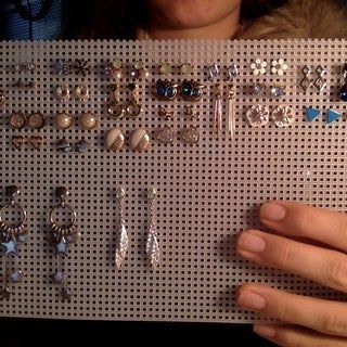 Hanging Earring Organizer Diy, How To Make A Earring Display, Hang Earrings Diy Display Ideas, Ear Ring Storage Diy, Stud Earring Storage Diy, Earring Hanger Ideas, Pierced Earring Holder Diy, Diy Earring Hanger, Ways To Store Earrings