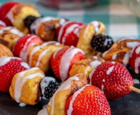 Brunch Kabob Ideas, French Toast Kabobs, French Toast Skewers, Breakfast Kabobs Skewers, Brunch Kabobs, Breakfast Picnic Ideas, Kabob Bar, Waffle Kabobs, Breakfast Kabobs