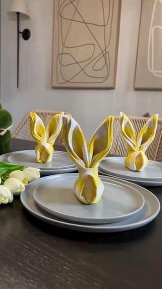 Easter Napkin Folding, Beautiful Napkin Folding, Fancy Napkin Folding, Easter Dinner Table, Napkin Folds, Creative Napkins, Easter Napkins, Bunny Napkins, Easter Table Settings