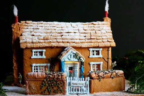 This gingerbread house recreation of The Holiday cottage is amazing. Rosehill Cottage, The Holiday Cottage, Gingerbread Cottage, Cool Gingerbread Houses, Gingerbread House Designs, Gingerbread Christmas Decor, Gingerbread House Decorations, Rose Hill, Outside Decorations