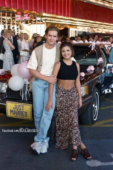 Mark-Paul Gosselaar and Tiffani Thiessen  Saved by the Bell (1989-1993). Saved By The Bell Outfits, Vegas Couple, Grunge Lifestyle, Tiffany Amber, Fashion Eras, Tiffani Amber Thiessen, Kelly Kapowski, Zack Morris, 90s Grunge Hair