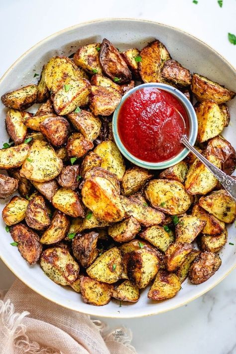 BEST crispy roasted potatoes recipe. Quick & easy! #best #crispy #roasted #potatoes #quick #easy #twospoons Best Oven Roasted Potatoes, Healthy Roasted Potatoes, Crispy Roasted Potatoes, Crispy Baked Potatoes, Oven Roasted Potatoes, Roasted Potato Recipes, Best Oven, Potato Skins, Crispy Potatoes