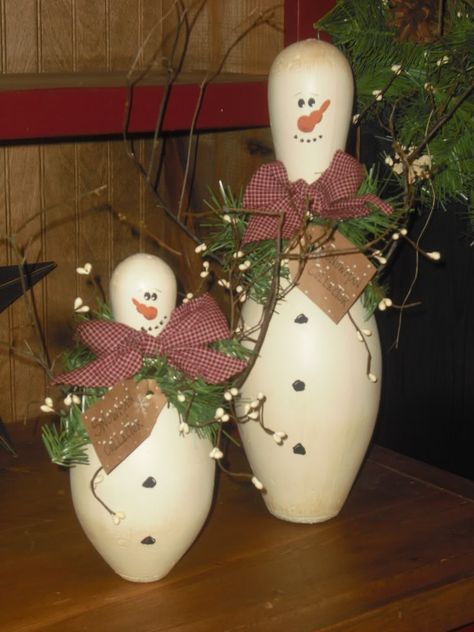 Bowling pin snowmen! Ask at your favorite bowling alley..They usually just throw them away.  They may need filled in with filler.  Paint white.. I use a sock and cut it for their hat.  I put a little snow on the hat and a small flower or a bell on the tassel of his hat.   I put a scarf on mine.  Also put felt on the bottom so that he doesn't scratch your table. Bowling Pin Crafts, Rustic Holiday Decor, Navidad Diy, Bowling Pins, 12 December, Snowman Crafts, Winter Crafts, Craft Fair, Craft Sale