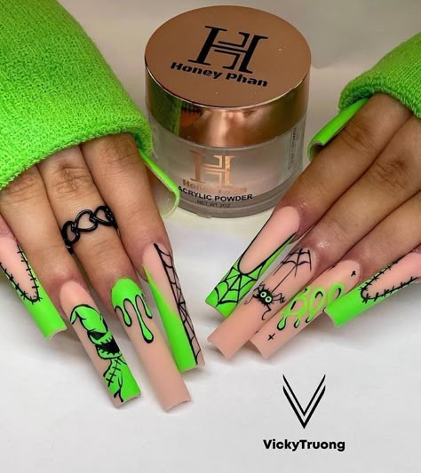 Slime Nails Acrylic, Black And Green Spooky Nails, Oggy Boggy Nails, Halloween Nail Designs Green, Haunted House Nail Art, Goosebumps Nails, Almond Gel X Nail Designs, Boogie Man Nails, Student Challenges