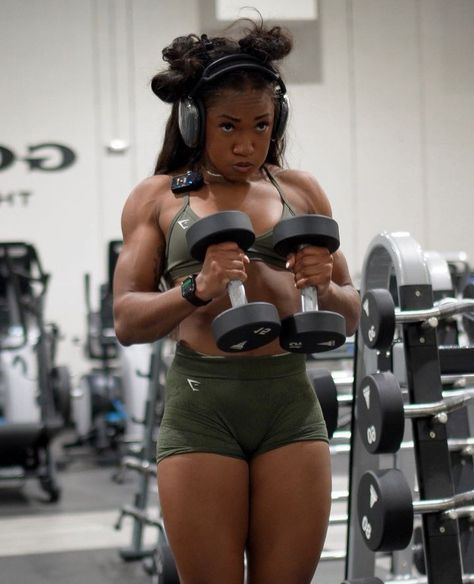 Black Fit Woman Aesthetic, Black Women Exercising, Strong Arms Women, Building Muscle For Women, Tone Muscles Women, Female Powerlifter, Powerlifting Women, November Moodboard, Wellness Bodybuilding