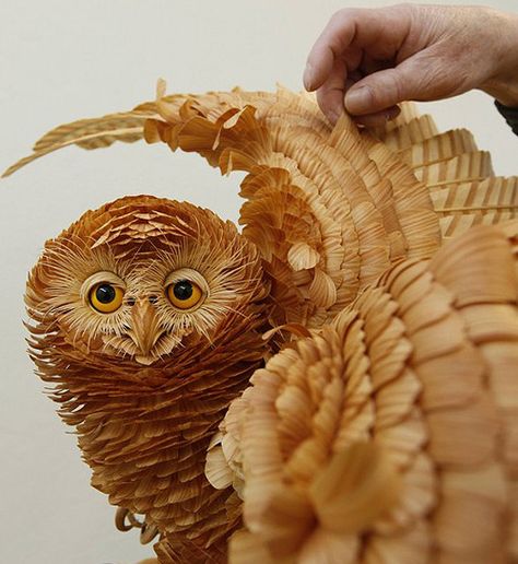 Owl sculptures by Sergie Bobkov made from tiny wood chips Chip Art, Papercut Art, Wood Chips, Recycled Art, Wooden Animals, Wooden Sculpture, Owl Art, Unique Animals, Animal Sculptures