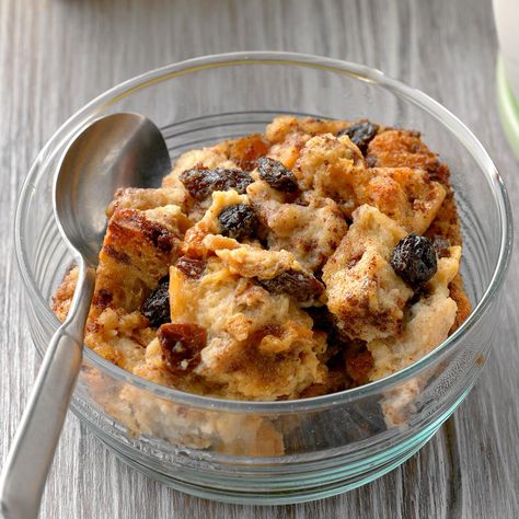 Bread Pudding With Raisins Recipe, Panettone Bread Pudding, Easy Bread Pudding, Raisin Bread Pudding, Bread Pudding Easy, Raisin Recipes, Cinnamon Raisin Bread, Raisin Bread, Clam Recipes