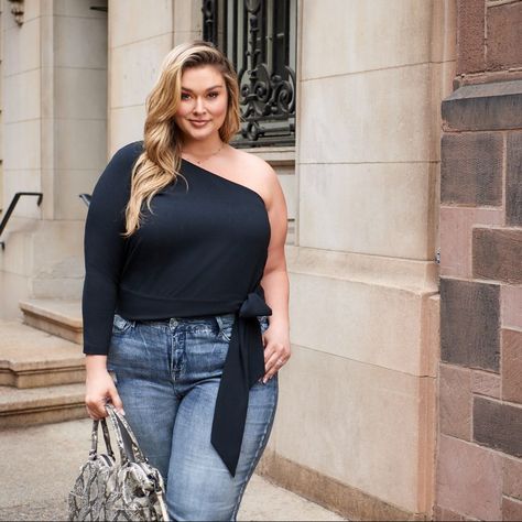 Hunter Mcgrady, Curvy Fashionista, Plus Size Designers, Plus Size Models, Teen Vogue, Vogue Italia, Fashion Line, Blazer Dress, New York Fashion