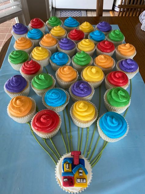 Up cupcake cake Cupcake Cake Designs Birthday, 3 Cupcake Cake, Boy Birthday Cupcakes, Teen Cupcakes, Cupcake Wars Ideas, Making Birthday Cake, Cupcake Cakes Pull Apart, County Fair Projects, Large Cupcake Cakes