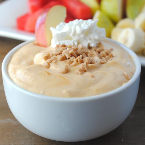 Caramel Dip For Apples, Healthy Fruit Dip Recipe, Dip For Apples, Greek Yogurt Fruit Dip, Low Sugar Yogurt, Greek Yogurt Dessert, Healthy Caramel, Healthy Fruit Dip, Yogurt Fruit Dip