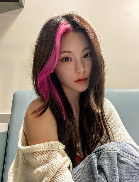 Cool Hair Designs, Hair Color Underneath, Hwang Yeji, Pretty Hair Color, Itzy Yeji, Haircuts For Medium Hair, Haircuts Straight Hair, Hair Dye Colors, Hair Inspo Color