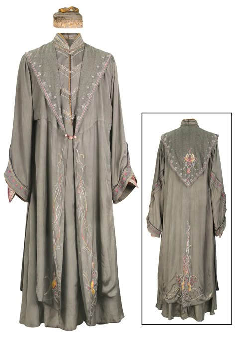 Dumbledore robes 2 Albus Dumbledore Costume, Dumbledore Costume, Harry Potter Kostüm, Harry Potter Costumes, Harry Potter Professors, Harry Potter Dumbledore, Wizard Robes, Mens Dressing Gown, Wizard Costume