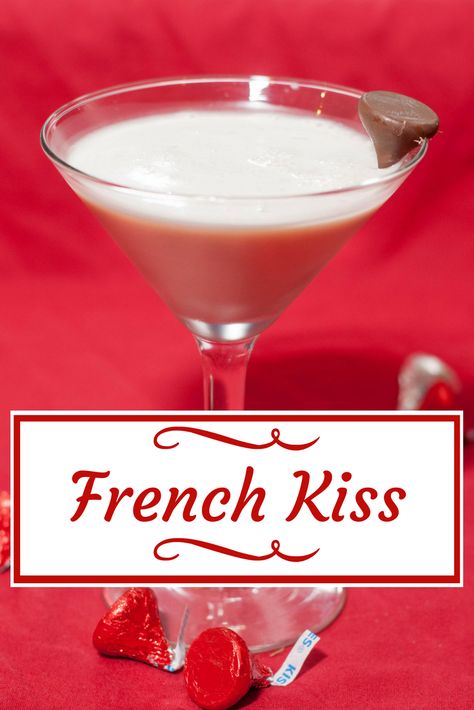 French Kiss Cocktail Recipe, Romantic Dinner Outside, Valentine Drinks, Valentine Cocktails, Raspberry Cocktail, Watermelon Lemonade, Valentines Day Food, Martini Recipes, Vodka Drinks