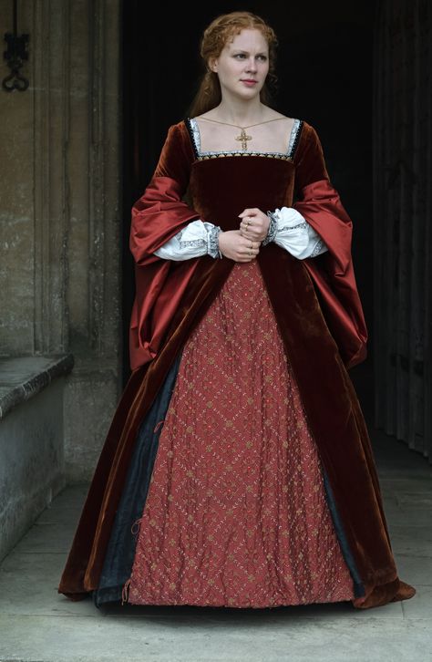 Tudor Dress Princesses, Medieval Queen Dress, Becoming Elizabeth, Middle Ages Dress, Elizabethan Gown, Game Of Thrones Dress, Tudor Gown, Tudor Dress, Tudor Fashion