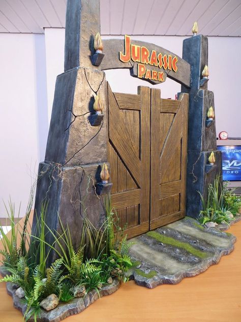 Jurassic World Entrance Diy, Jurassic Park Entrance Gate, Diy Jurassic Park Entrance, Jurassic Park Party Entrance, Jurassic Park Gates, Jurassic World Gate Diy, Jurassic Park Gates Diy, Jurassic Park Party Decor, Jurassic Park Party Diy