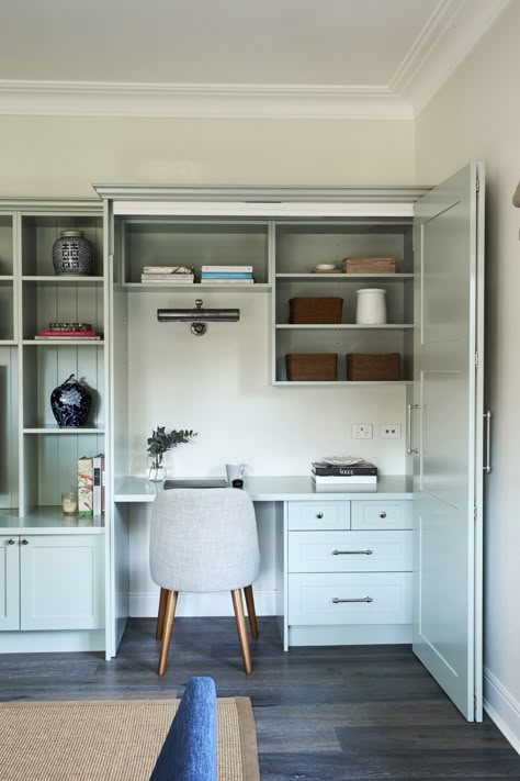 Office nook designs: 8 great space-saving examples - The Interiors Addict House Plans With Office, Hidden Study, Hidden Home Office, Hidden Office, Studio In Casa, Hidden Desk, Home Office Closet, Wallpaper Office, Tiny Office