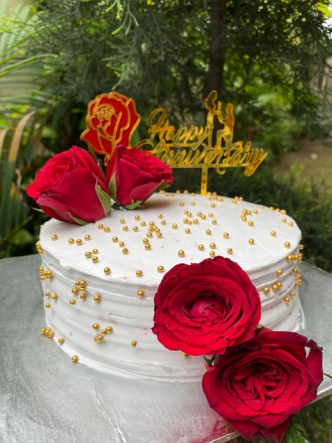 Red Velvet Cake Decoration, Cake With Red Roses, Anniversary Cake Designs, 60th Bday, Decorating Frosting, 30 Birthday, 30 Birthday Cake, Birthday Wishes Cake, Cake Decorating Frosting