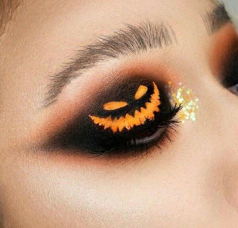 Halloween Eyeshadow Looks Easy, Halloween Eyeshadow Looks, Eyeshadow Looks Easy, Hallowen Schminke, Pumpkin Makeup Ideas, Liner Halloween, Halloween Eyeliner, October Makeup, Halloween Eyeshadow