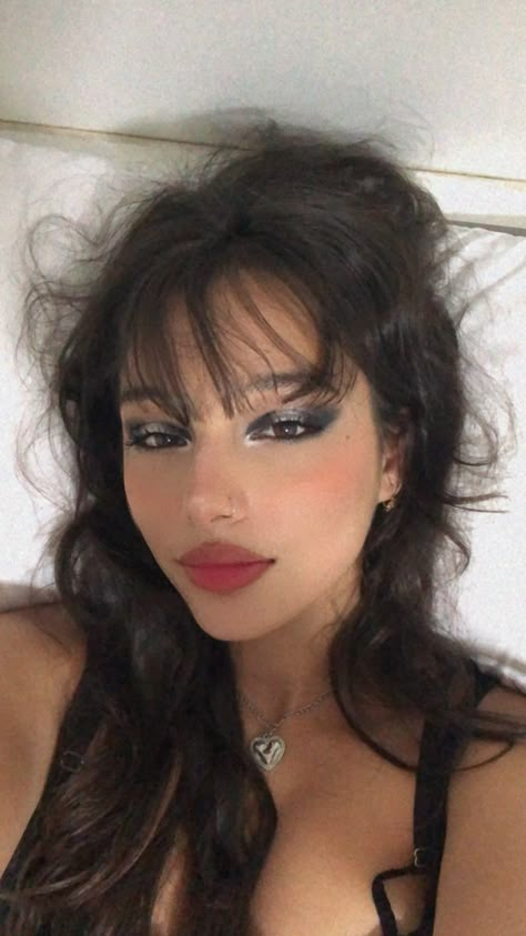 Prom Makeup 90s, Edgy Concert Makeup, Dark Makeup Looks Aesthetic, 70s Rocker Makeup, 90s Dark Makeup, 90s Makeup Aesthetic, Clubbing Makeup Looks, Grunge Prom Makeup, Makeup For Dark Eyes