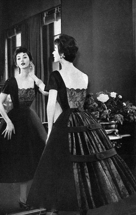 Mexico Clothes, Chantilly Lace Dress, Gown Aesthetic, Fifties Fashion, 20th Century Fashion, Look Retro, History Fashion, Fashion 1950s, Vintage Fashion Photography