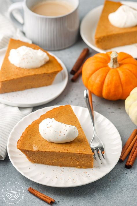 Crustless Pumpkin Pie Sugar Pumpkin Pie Recipe, Crustless Pumpkin Pie Recipe, Easy Pumpkin Recipes Desserts, Frozen Pumpkin Pie, Pumpkin Pie Ingredients, Easy Pumpkin Dessert, Pumpkin Filling, Pumpkin Sheet Cake, Crustless Pumpkin Pie