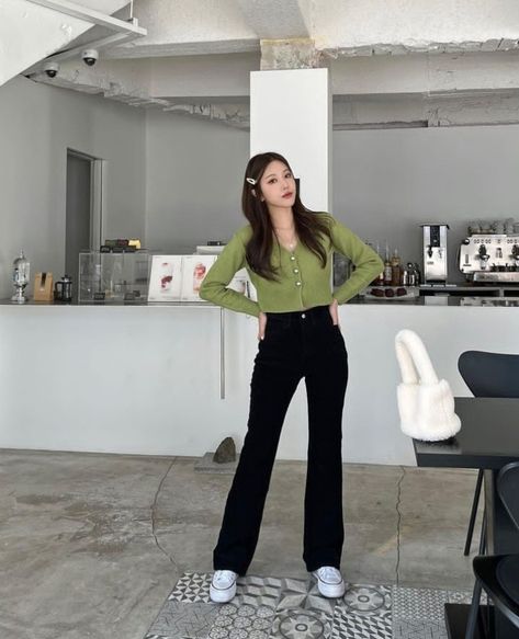 Parallel Trousers Outfit Women, Black Korean Pants Outfit, Korean Formal Outfit, Black Slacks Outfit, Simple Style Outfits, Casual College Outfits, Clothes Korean Style, Casual Day Outfits, Black Slacks