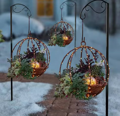 Christmas Hanging Baskets, Xmas Decorations Outdoor, Christmas Planters, Candy Land Christmas Decorations Outdoor, Christmas Float Ideas, Office Christmas Decorations, Have Inspiration, Navidad Diy, Christmas Wreaths For Front Door