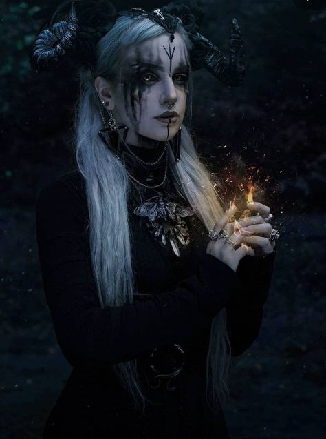 Dark Fae Aesthetic, Dark Fairy Makeup, Dark Fairy Costume, Fae Costume, Dark Fae, Fae Aesthetic, Playing With Fire, Casa Halloween, Dark Fairytale