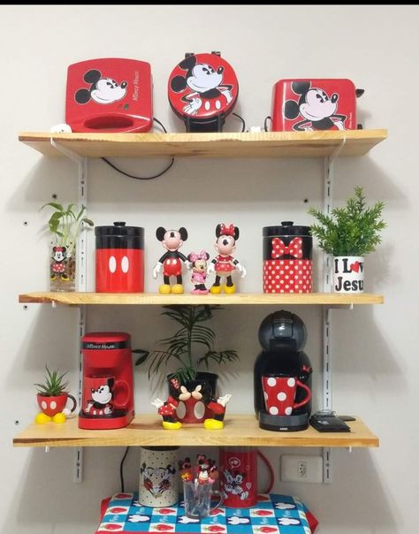 Um cantinho bem foto 😍 #casadomickey#mickeymouse#minniemouse Cozinha Do Mickey Mouse, Casa Disney, Themed Kitchen, Kitchen Themes, Mickey Minnie Mouse, Disney Mickey, Floating Shelves, Minnie Mouse, Cafe