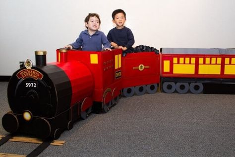 Take your guests to Hogwarts in style with this DIY Hogwarts Express train! Hogsmeade Station, Cardboard Train, Hogwarts Train, Harry Potter Train, Harry Potter Day, Hogwarts Express Train, Classe Harry Potter, Hogwarts Party, Cumpleaños Harry Potter