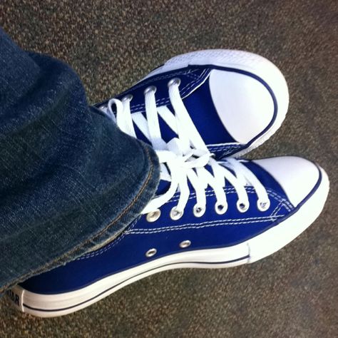 Royal Blue Converse All-Stars... WANT!! Blue Converse Aesthetic, Dark Blue Converse, Converse Azul, Eah Aesthetic, Royal Blue Converse, Converse Streetwear, Royal Blue Sneakers, Converse Wedding, Converse Aesthetic