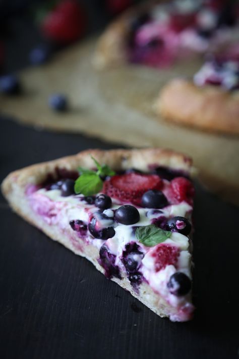 Mixed Berry Cheesecake Pizza Cheesecake Sauce, Cheesecake Pizza, Desert Pizza, Berry Pizza, Mixed Berry Cheesecake, Pizza Oven Backyard, Pizza Pub, Wood Fired Oven Recipes, Dessert Pizzas